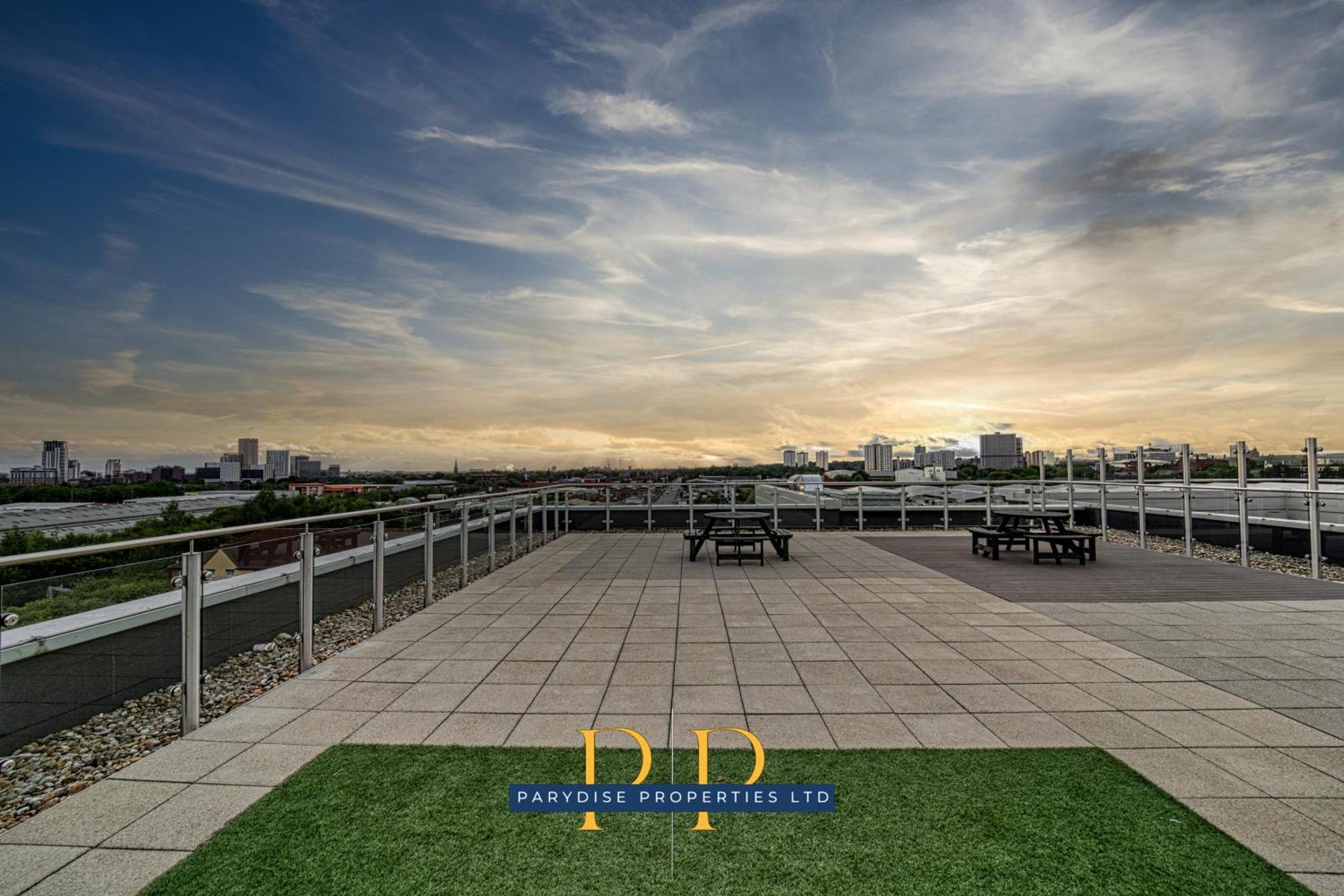 The Middlewood Plaza Suite - By Parydise Properties - Business Or Leisure Stays, Central Location, Sleeps 4, Salford Manchester Zewnętrze zdjęcie